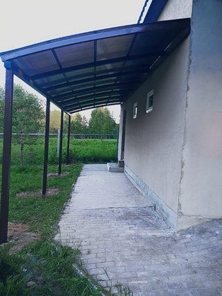 Полуарочный навес-пристройка из поликарбоната Полуарочный навес-пристройка из поликарбоната
