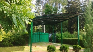 Полуарочный навес из зеленого поликарбоната для дачи Полуарочный навес из зеленого поликарбоната для дачи